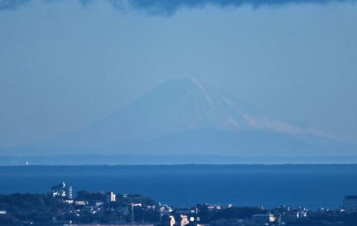 横山展望台　雪帽子姿の富士山